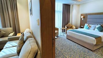 Royal Studio Suite | Desk, blackout curtains, soundproofing, iron/ironing board