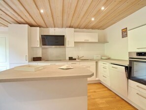 Refrigerador, horno, lavavajillas y cafetera y tetera 