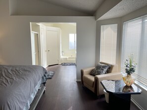 5 bedrooms, desk, free WiFi, bed sheets