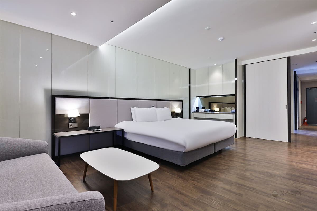 Habitación doble Deluxe | 3 habitaciones, ropa de cama de alta calidad y wifi gratis