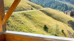 A wooden balcony with a view of a hilly landscape and a clear sky. - 2 Rooms 35m2 South East view very well equipped (Allos)