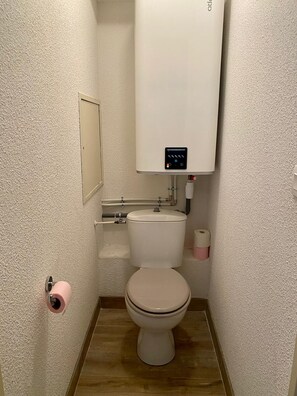 Bathtub, towels