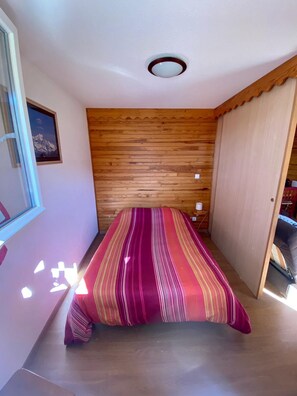1 bedroom, bed sheets