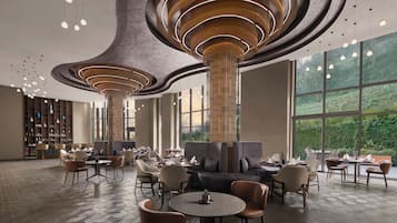 3 restaurants; breakfast, lunch and dinner served