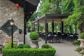 3 restoran; melayani sarapan, makan siang, dan makan malam