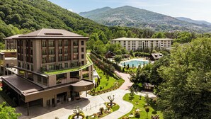A modern hotel with a rooftop garden, a swimming pool, and a view of the surrounding hills. - NG Enjoy (Sapanca)