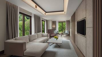 Una sala de estar moderna con un sofá modular, una mesa de centro y un televisor de pantalla plana.