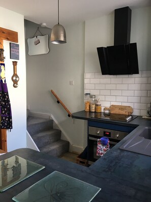 Réfrigérateur, four, bouilloire électrique, grille-pain