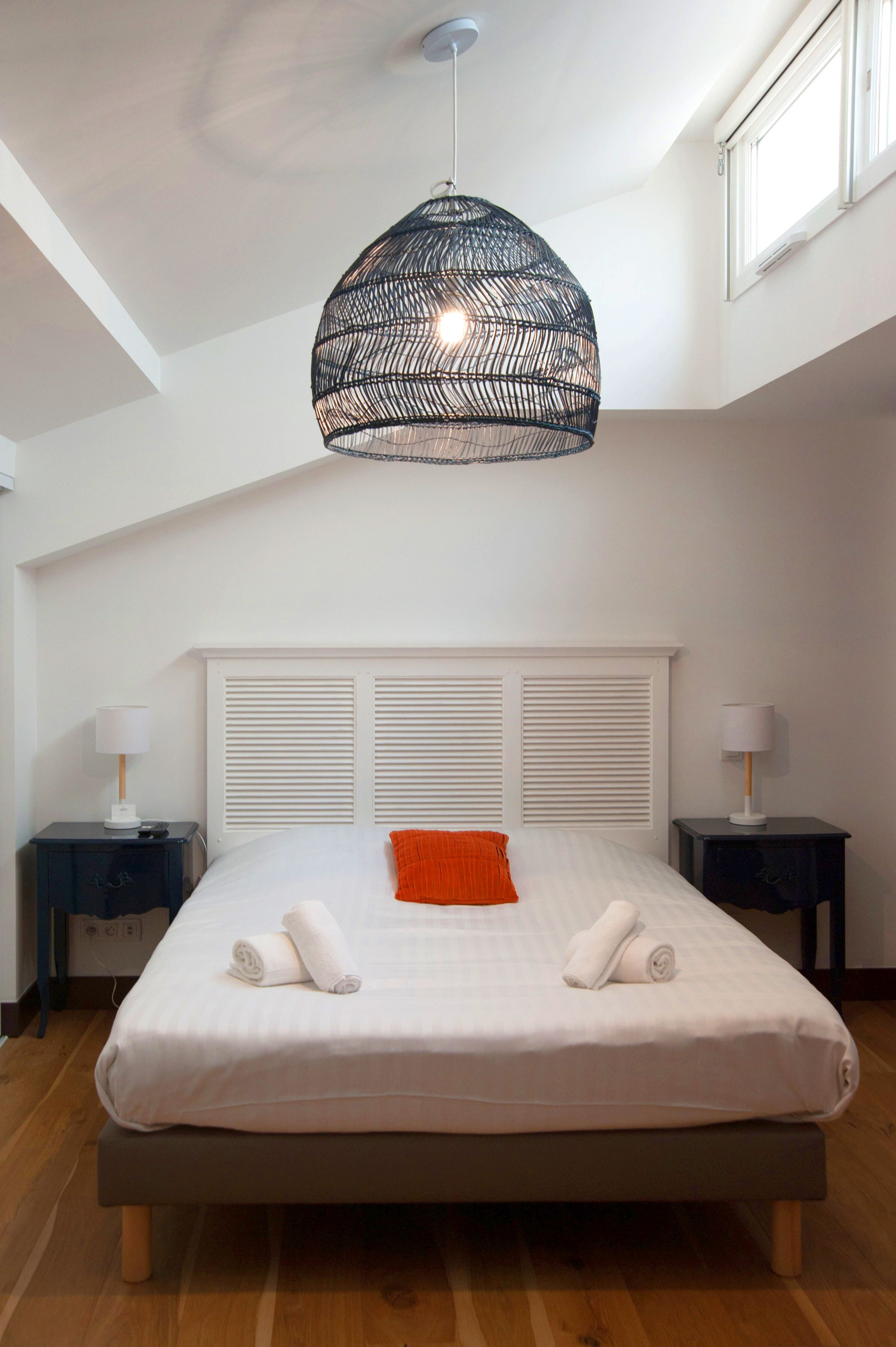 Geluiddichte muren, een strijkplank/strijkijzer, gratis babybedden