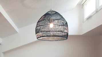 Geluiddichte muren, een strijkplank/strijkijzer, gratis babybedden