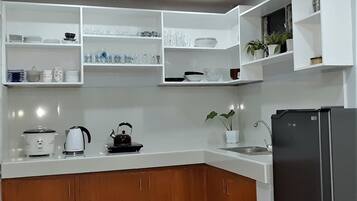 Cookware/dishes/utensils, dining tables