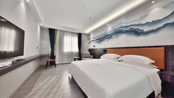 Una habitación de hotel moderna con una cama grande, un televisor de pantalla plana y un mural en la pared.