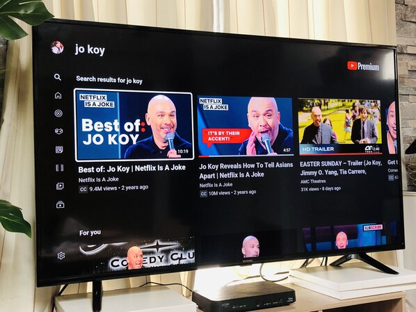 Un televisor mostrando la interfaz de Netflix con diversas opciones de contenido.