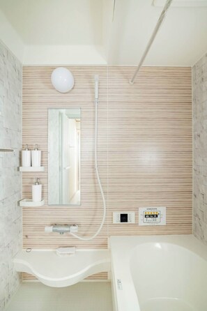 Combined shower/tub, hair dryer, bidet, towels