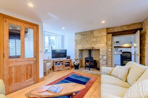 Fernseher, Kamin, DVD-Player
