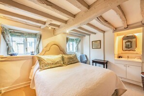 3 bedrooms, hypo-allergenic bedding, desk, iron/ironing board