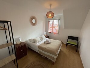 4 habitaciones, tabla de planchar con plancha, wifi y ropa de cama 
