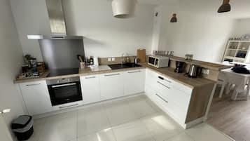 冰箱、微波炉、烤箱、炉灶