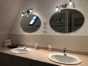 Shower, hair dryer, towels, soap - Family home 5 minutes from the beach! (Dinard)