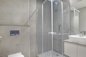 Apartment (1 Bedroom) | Badezimmer | Handtücher
