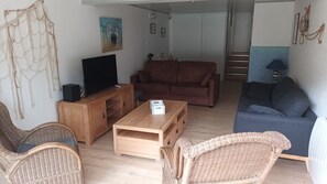 TV, books, stereo - Family home with enclosed garden in a forest 900 m from the beach (Longeville-sur-Mer)
