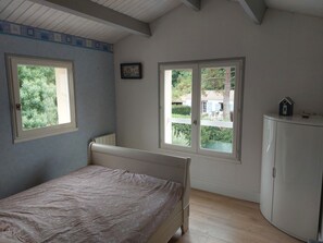 5 bedrooms, iron/ironing board, travel crib, free WiFi