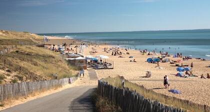 Family home with enclosed garden in a forest 900 m from the beach