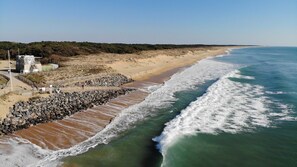 Beach nearby, sun-loungers - Family home with enclosed garden in a forest 900 m from the beach (Longeville-sur-Mer)