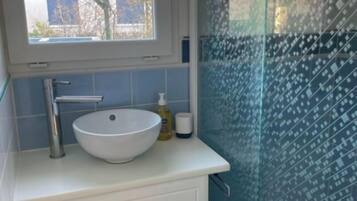 Baignoire, sĂšche-cheveux, papier toilette