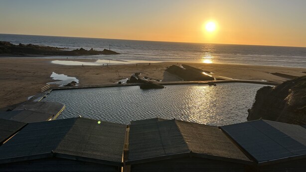 A beach with a sunset, rocky outcrops, and a wooden structure with a roof. - Bescot House, Bramble Hill, Bude, 4 bed det House (Bude)