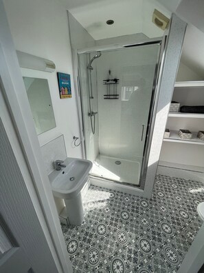 Rumah | Kamar mandi | Shower, bathtub besar, pengering rambut, dan handuk