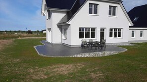 Outdoor dining - New, exclusive vacation home close to the beach with sauna, 3 bedrooms, fireplace, WLAN, garage (Dranske-Lancken)