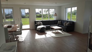 Smart TV, fireplace - New, exclusive vacation home close to the beach with sauna, 3 bedrooms, fireplace, WLAN, garage (Dranske-Lancken)