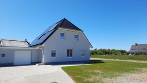 Exterior - New, exclusive vacation home close to the beach with sauna, 3 bedrooms, fireplace, WLAN, garage (Dranske-Lancken)
