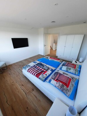 3 bedrooms, iron/ironing board, travel cot, free WiFi - New, exclusive vacation home close to the beach with sauna, 3 bedrooms, fireplace, WLAN, garage (Dranske-Lancken)