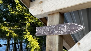 A wooden sign with the word "REFUGE" pointing to the right. - Chalet du Fayard in Belfahy, private Jacuzzi and view of the Vosges mountains (Belfahy)