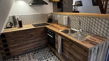 Réfrigérateur, four à micro-ondes, un four, surface de cuisson