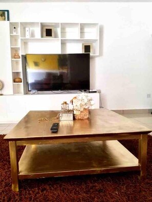 Living area - Beautiful 3-bed 2 Bath House at Spur Road Freetown (Freetown)