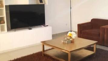 House, Multiple Beds | Living area | 30-inch TV with cable channels