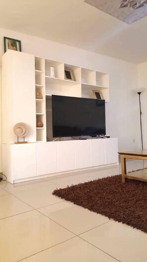 Casa, varias camas | Área de sala de estar | Televisión de 30 pulgadas con canales por cable 