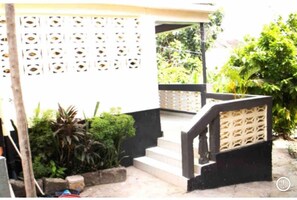 Exterior - Beautiful 3-bed 2 Bath House at Spur Road Freetown (Freetown)