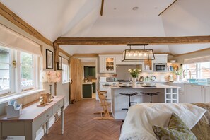 Fridge, microwave, oven, dishwasher - Cart Lodge by Bloom Stays - sleeps 4 in 1 bedroom (Tunbridge Wells)