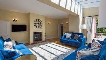 Télévision, cheminée