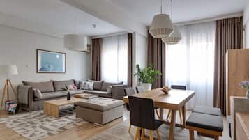 Appartamento Business, 2 camere da letto, vista città | Area soggiorno | Smart TV, Netflix, servizi in streaming
