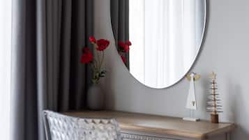 Appartamento Business, 2 camere da letto, vista città | 2 camere, una cassaforte in camera, postazione laptop, tende oscuranti