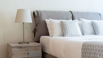 2 عدّة غرف نوم وخزنة داخل الغرفة ومساحة عمل للكمبيوتر المحمول