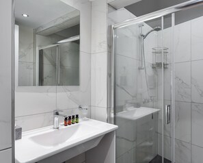 Business-Apartment, 2 Schlafzimmer, Stadtblick | Badezimmer | Dusche, kostenlose Toilettenartikel, Haartrockner, Handtücher