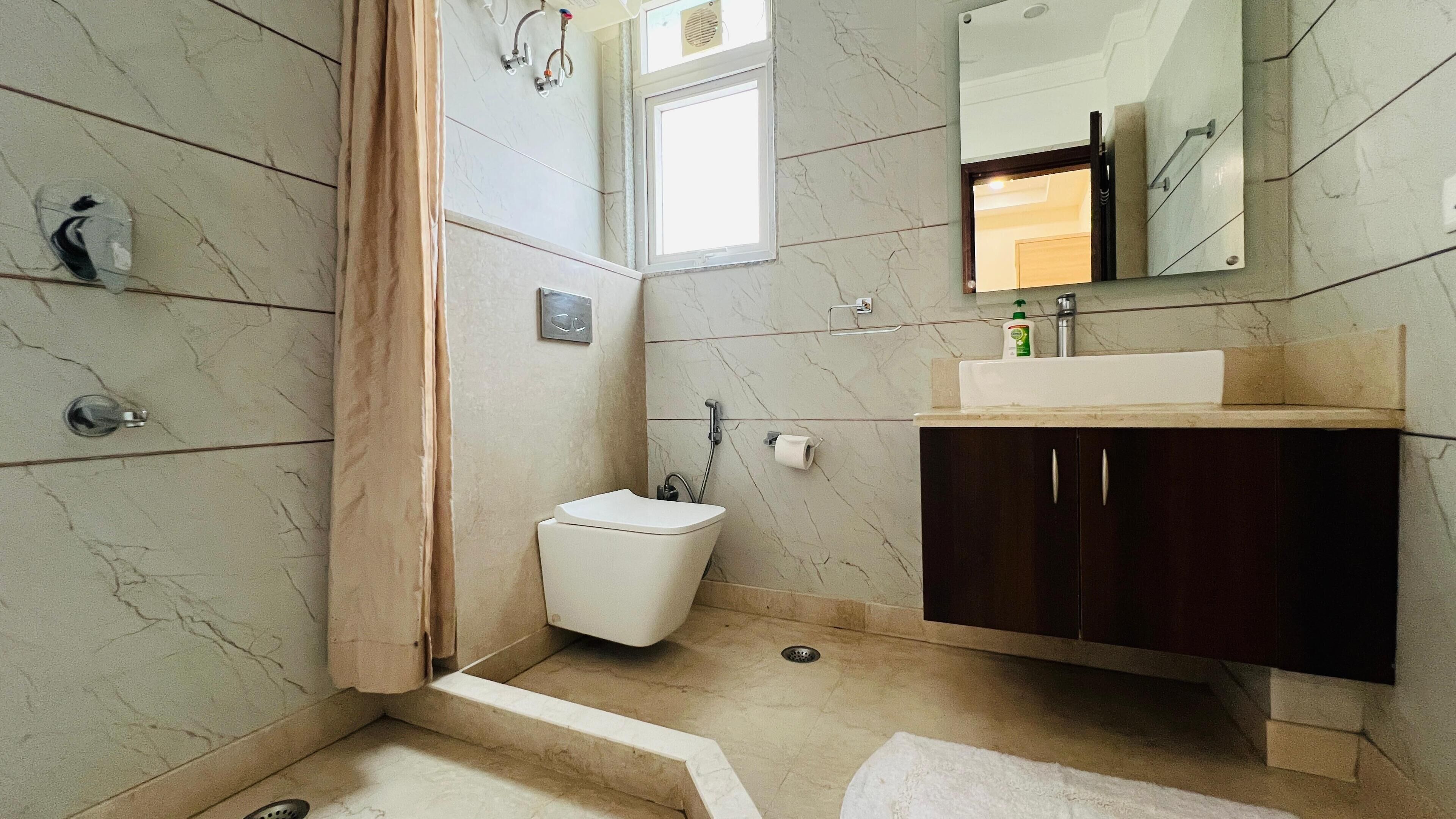 Deluxe Room with Balcony | Bathroom | Shower, rainfall showerhead, free toiletries, bidet