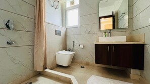 Deluxe Room with Balcony | Bathroom | Shower, rainfall showerhead, free toiletries, bidet
