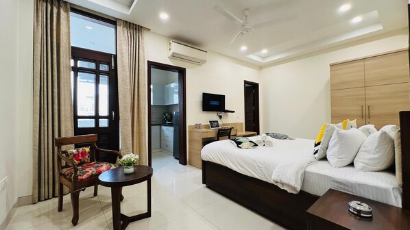 Deluxe Room with Balcony | Premium bedding, in-room safe, individually decorated